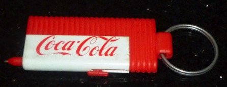 93148-2 € 2,50 coca cola sleutelhanger plastic met pen.jpeg